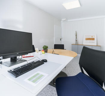 Kontorsmodul med skrivbord och stolar