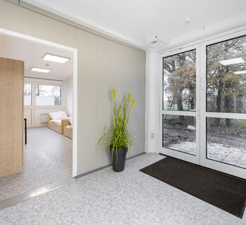 Bostadanläggning med hall och rum