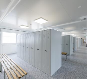 Omklädningsrum med skåp och bänkar