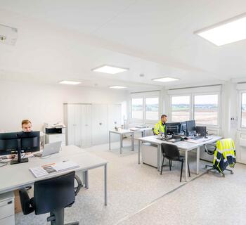 Kontorsmoduler med skrivbord och stolar