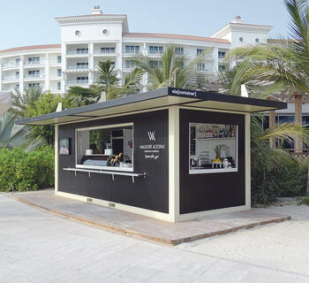 Kiosk med utskjutande tak och försäljningslucka