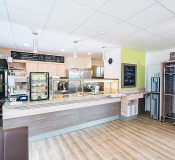 Matsal och storkök med försäljningsdisk