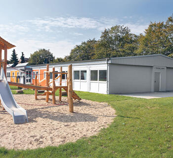 Förskola av moduler med en lekplats utanför