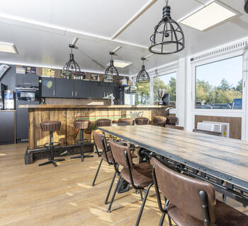 Modernt inredd matplats med bardisk och långbord