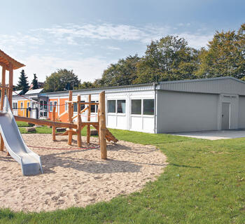 Förskolemoduler med lekplats framför