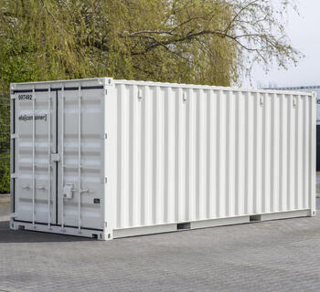 Ljusgrå förrådscontainer med stabila dörrar
