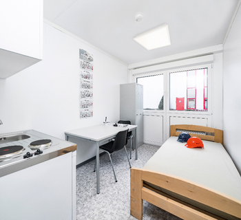 Bostadsmodul med säng, skåp, skrivbord och pentry