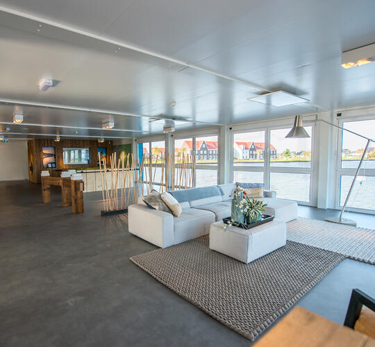 Rymlig reception tillverkad av moduler – ELA Container