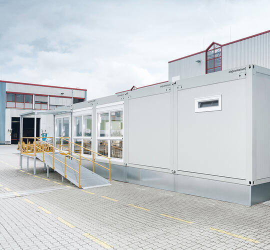 Utvändig vy över köksmodul med matsal och utvändig ramp – ELA Container