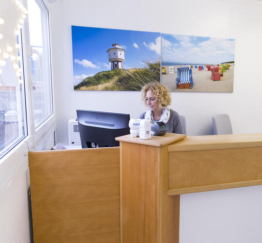 Receptionsområde i en läkarmottagning – ELA Container