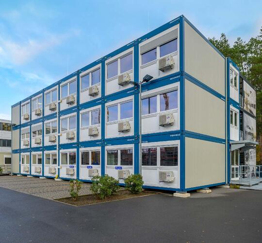 Ljusgrå modulanläggning med blå ram