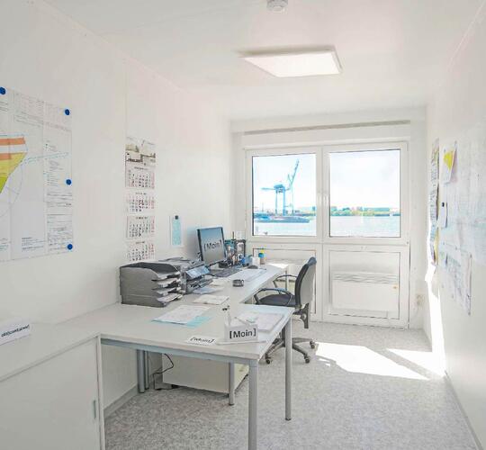 Ljust kontor i en byggbod