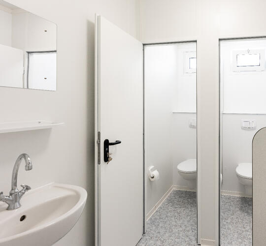 Insidan av en sanitetsmodul med två toaletter