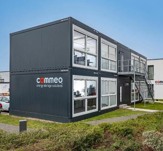 Antracitgrå modulanläggning med logotyp på sidan