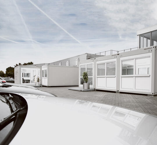 Fordonshallar med entré och kontor