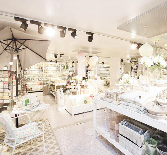 Inredda ljusa lokaler med dekoration