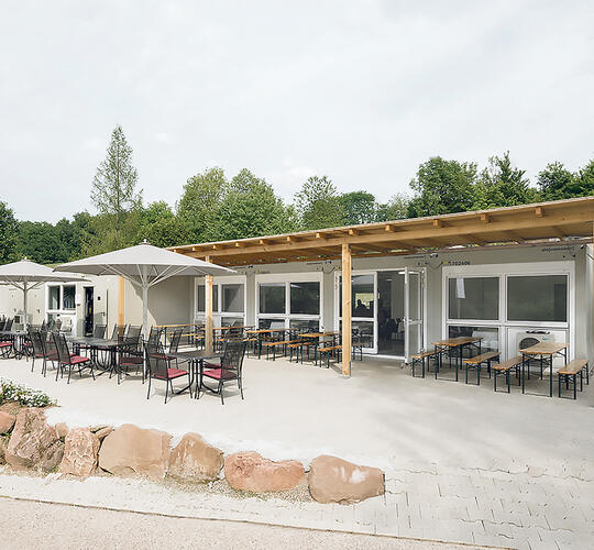 Klubbhus med restaurangdel i butikscontainer