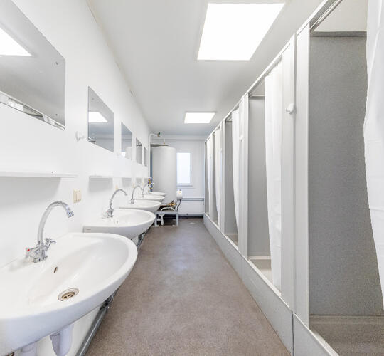 Modul med handfat och duschbås med draperi