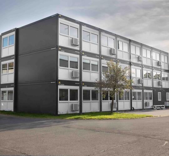 Kontorsbyggnad i antracitgrått