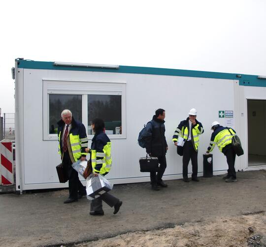 Vaktbod vid byggarbetsplats