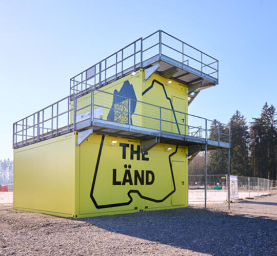 Infoställe bestående av gulmålade moduler