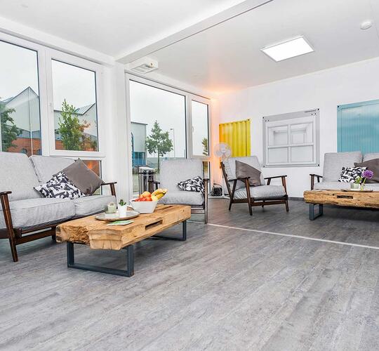 Loungecontainrar med stora glassidor och snygga golv