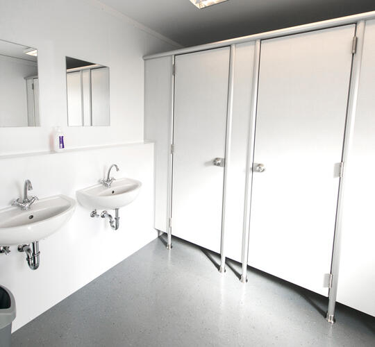 Toalettbås och tvättställ med speglar