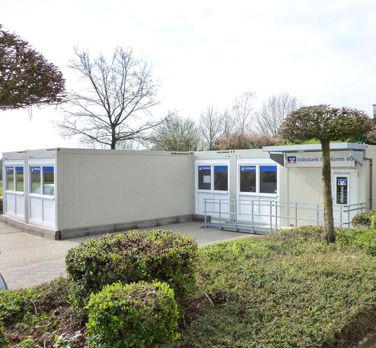 Ljusgrå modulanläggning med ramp