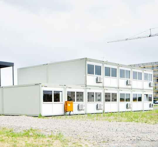 Ljusgrå modulanläggning i två våningar