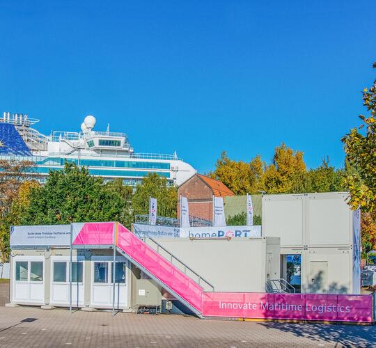 Ljusgrå modulanläggning i Hamburgs hamn