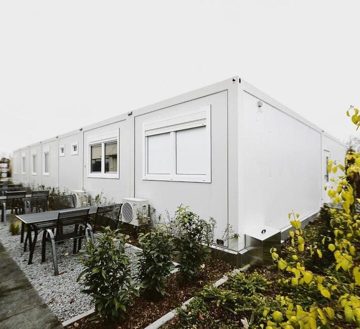 Kontorsmodulanläggning, framsida med terrass - ELA Container