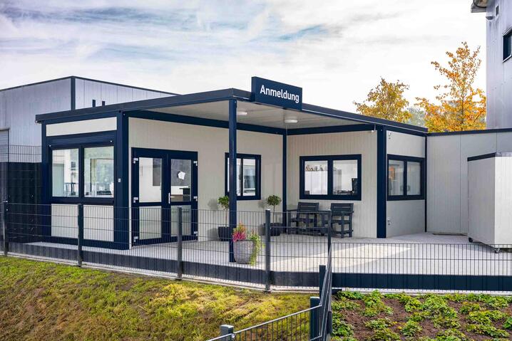 Receptionsbyggnad från utsidan