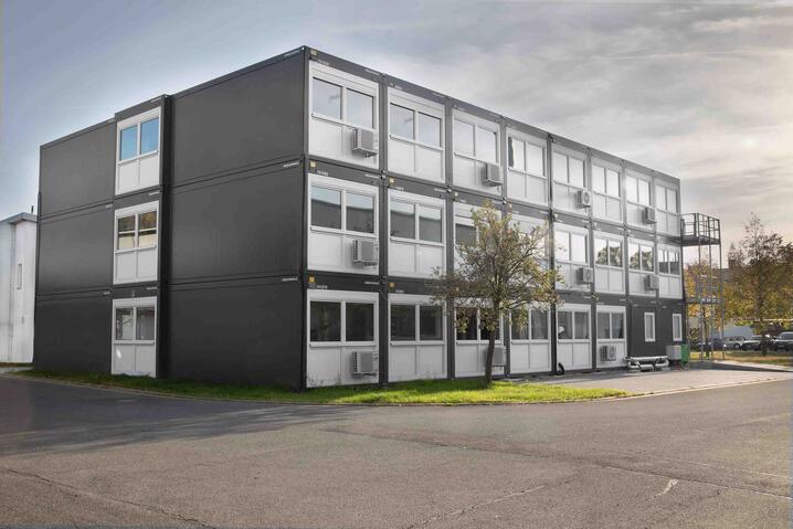 Kontorsbyggnad i antracitgrått