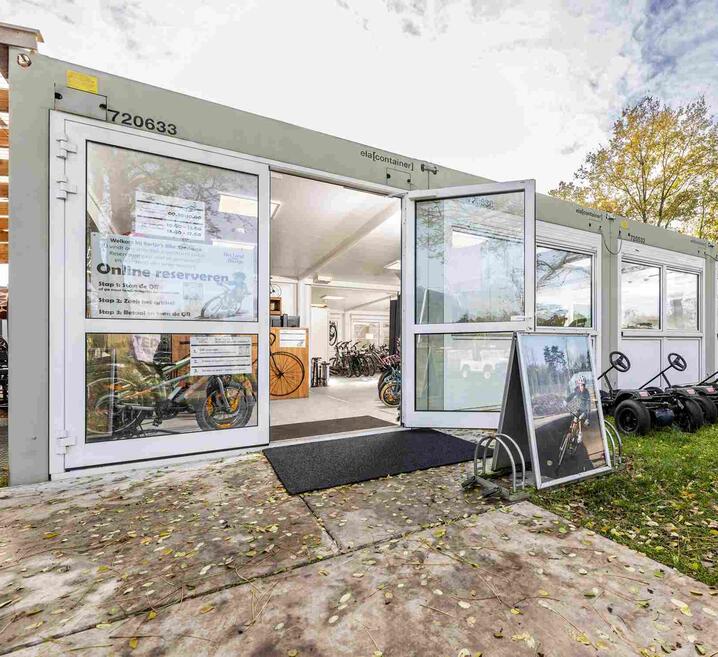 Cykeluthyrning i moduler med stora glasdörrar