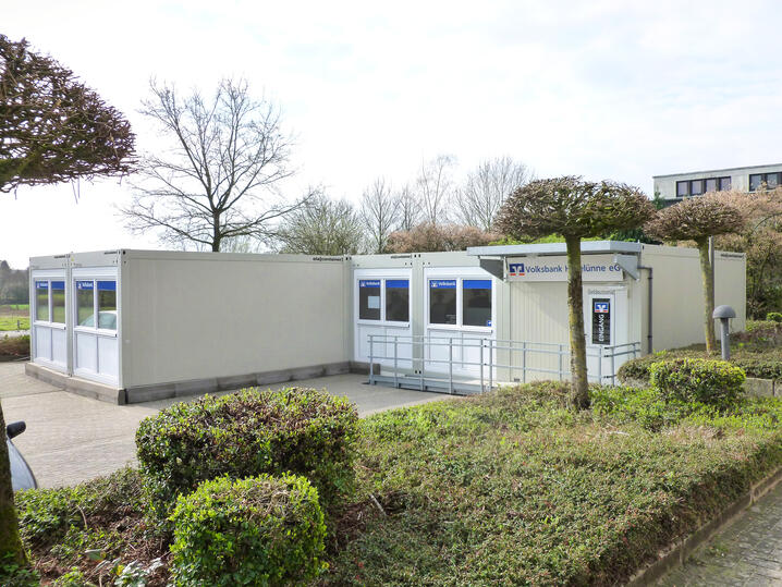 Ljusgrå modulanläggning med ramp