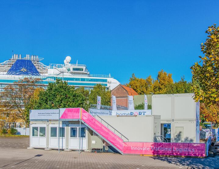 Ljusgrå modulanläggning i Hamburgs hamn