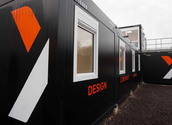 Anpassade moduler i svart med logotype