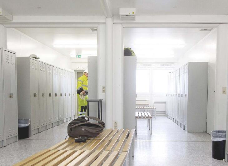 Omklädningsrum med bänkar och skåp