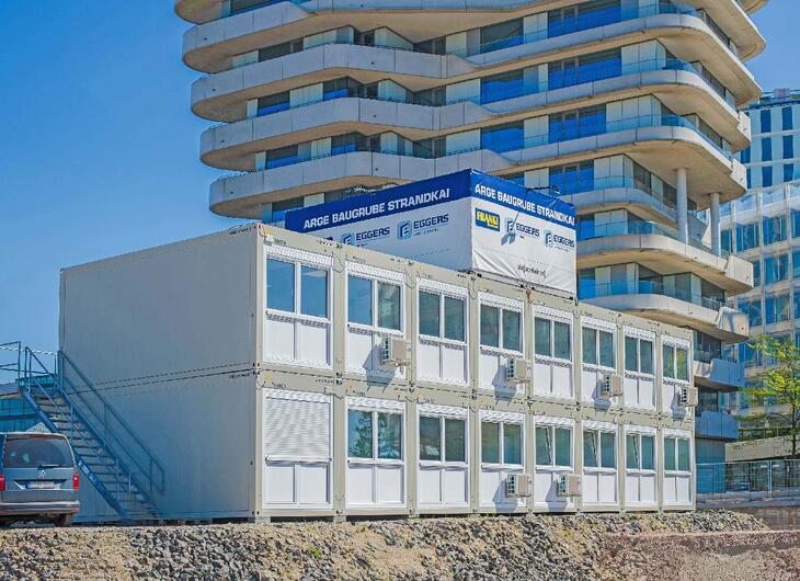 Moduler i två våningar med utvändig trappa