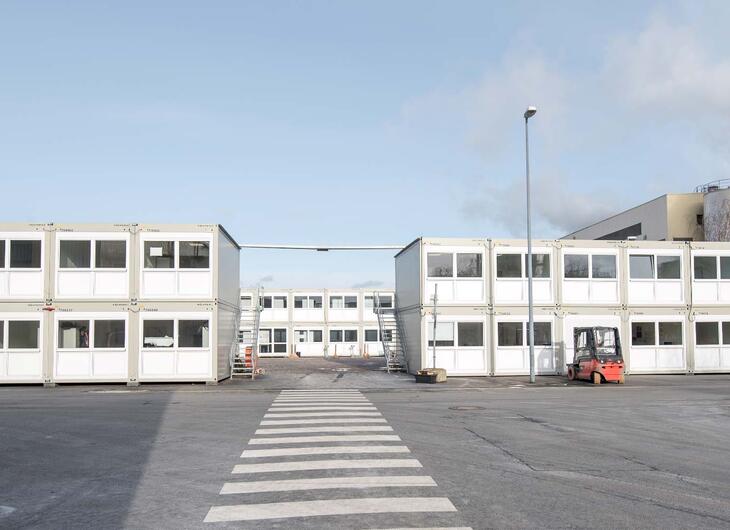 Modulby i två våningar med utvändiga trappor