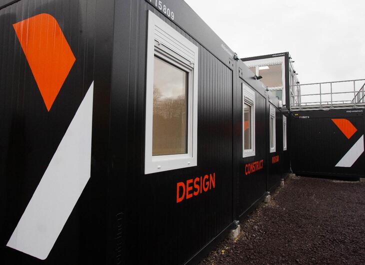 Brandad modulanläggning i svart med logotype