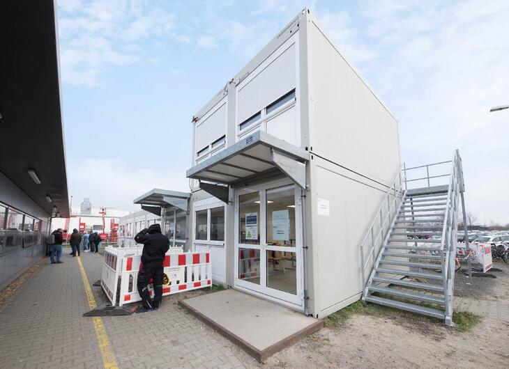 Modulanläggning i två våningar med trappa