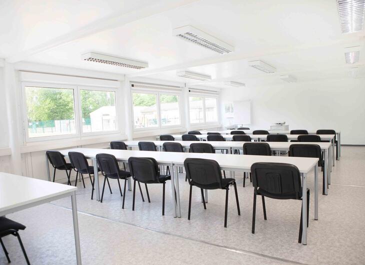 Lektionssal med bänkar och stolar