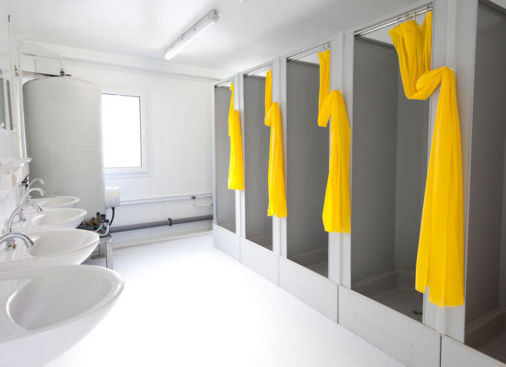 Sanitetsmodul med handfat och duschbås