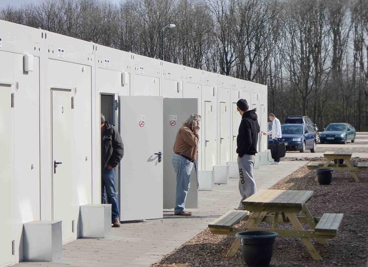 Rad med bostadsmoduler med egen ingång