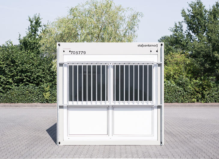 Utsidan av en modul med galler på fönsterna