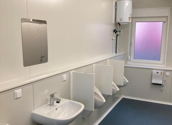 Sanitetsmodul med handfat och urinoarer
