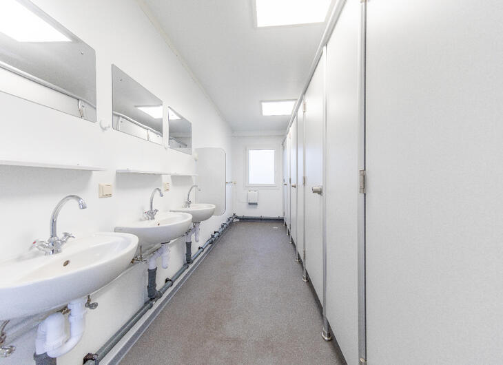 Invändig sanitetsmodul med handfat och toabås