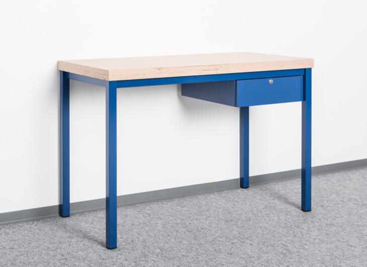 Blå arbetsbänk med bordsskiva i bok