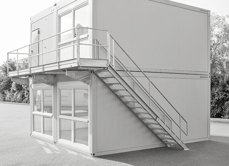 Moduler i två våningar med yttertrappa